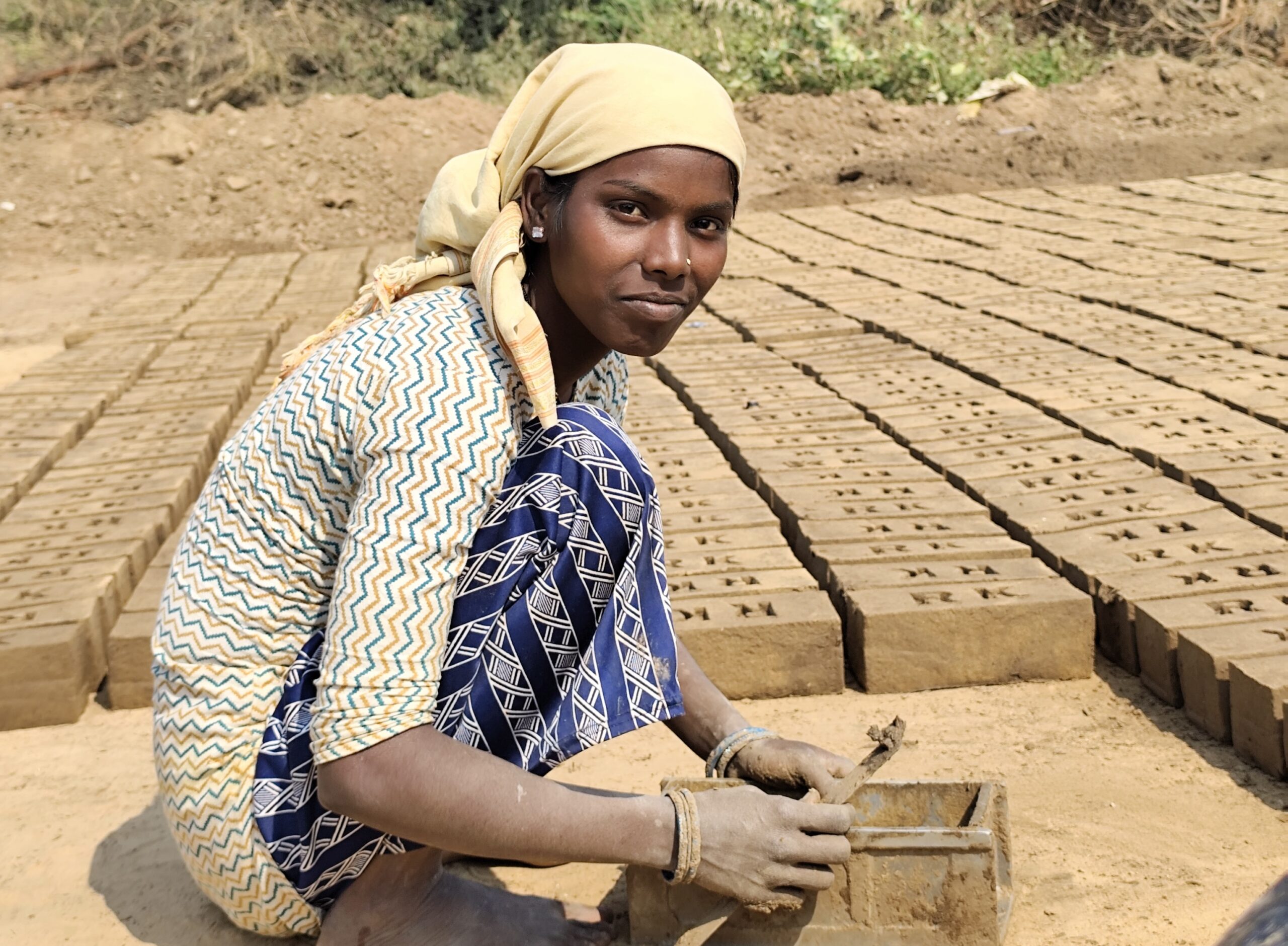 कर्ज की ईंटें: गुजरात के ईंट-भट्टे, जहां मेहनत से पैदा होती है आर्थिक असुरक्षा और बंधन